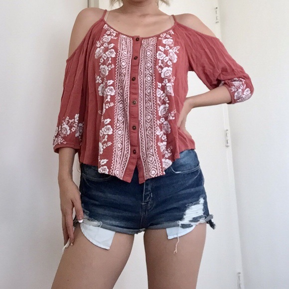 Xhilaration Tops - 🎀Xhilaration cold shoulder floral top